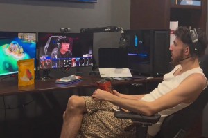 这个脚掌看起来有点恐怖啊！切特晒下班日常，竟然在看LOL比赛