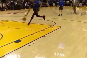 危险动作！NCAA恐怖一幕：球员后方追防空中恶意推人！